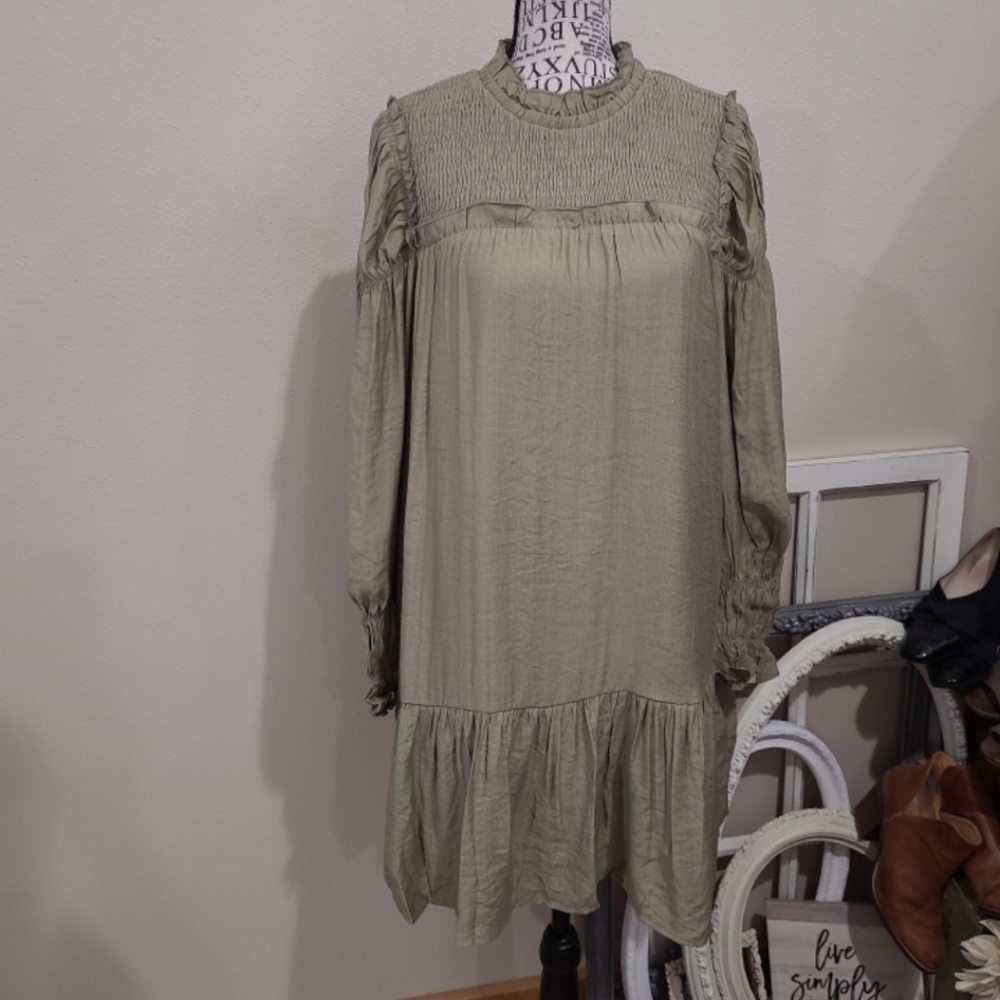 Moon River NWT Women's SZ M green Smocked Puffed Sleeve mini shift dress minimal - Picture 2 of 12